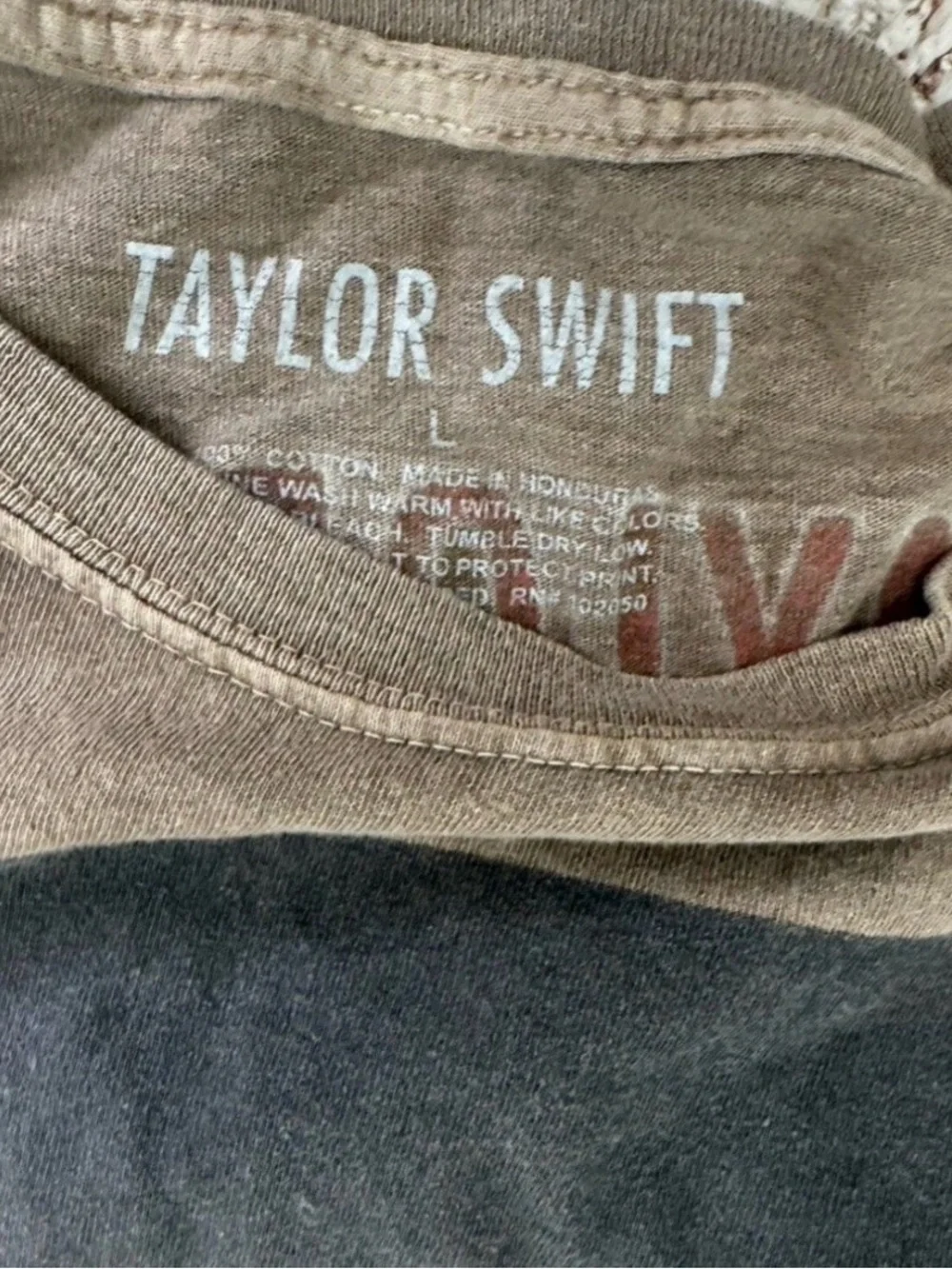 Taylor Swift Signed cd and merch bundle - Picture 3 of 7